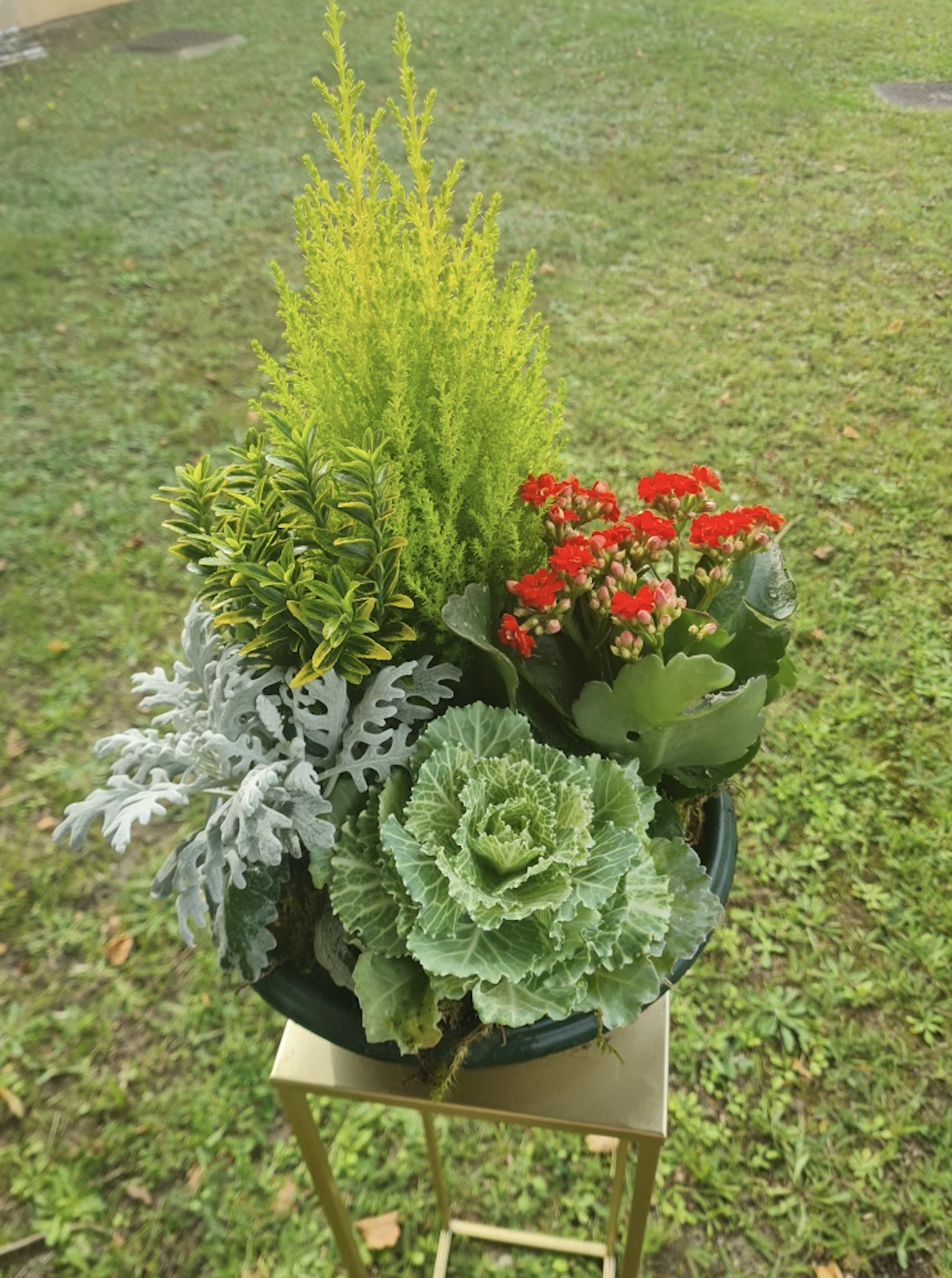 À l'occasion de la Toussaint, de nombreuses compositions extérieures pour cimetière chez votre fleuriste Côté Fleurs Création à Roanne